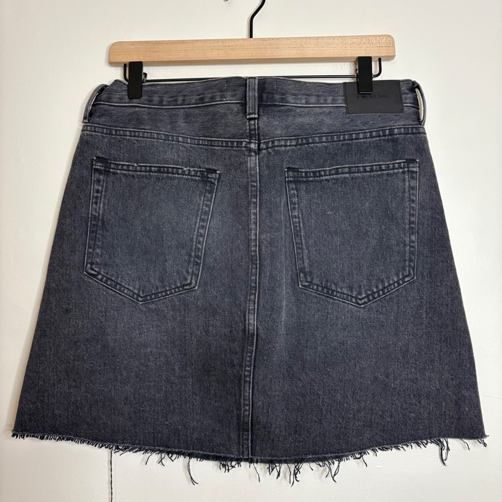 EVERLANE The Denim Skirt Black Wash Raw Hem A-Line Women's Size 30 - Picture 3 of 5